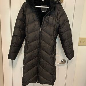 Marmot Dark Puffer Jacket 
Made of 85% down